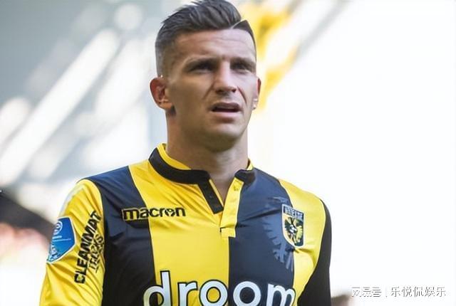 而备受赞誉 而备受赞誉